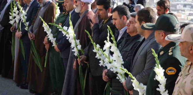 غبارروبی و عطرافشانی مزار شهدا بمناسبت هفته بسیج