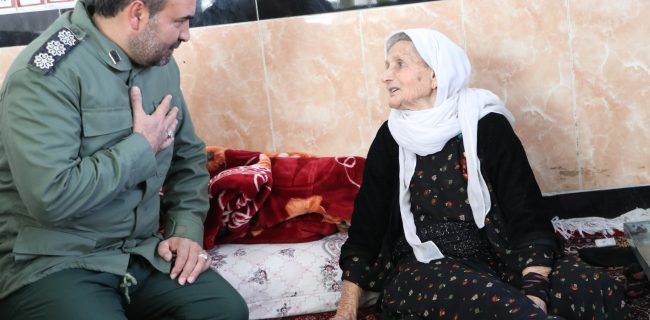 دیدار با خانواده دو شهیده در روستای هنگ ‌آباد بمناسبت هفته بسیج