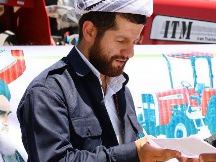 تحویل تراکتور به مددجویان برای خودکفایی کشاورزی